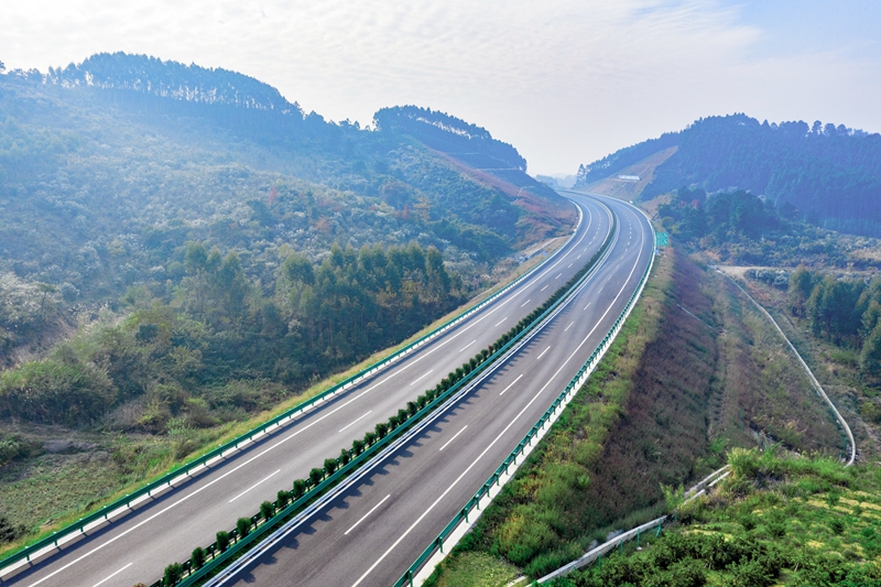 6.高速公路與群山相連，植被覆蓋率高，與原生態(tài)環(huán)境恢復(fù)有機(jī)結(jié)合.jpg