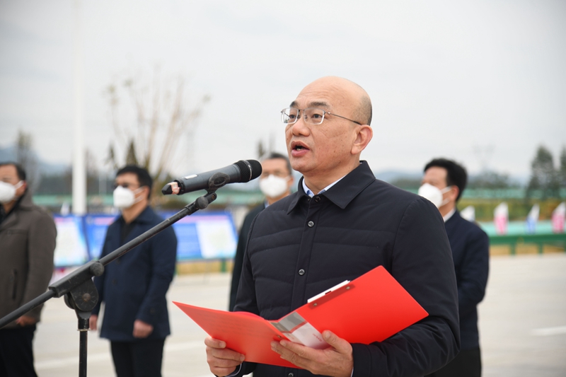 自治區(qū)交通運輸廳黨組成員、總工程師陳津維宣布通車.jpg
